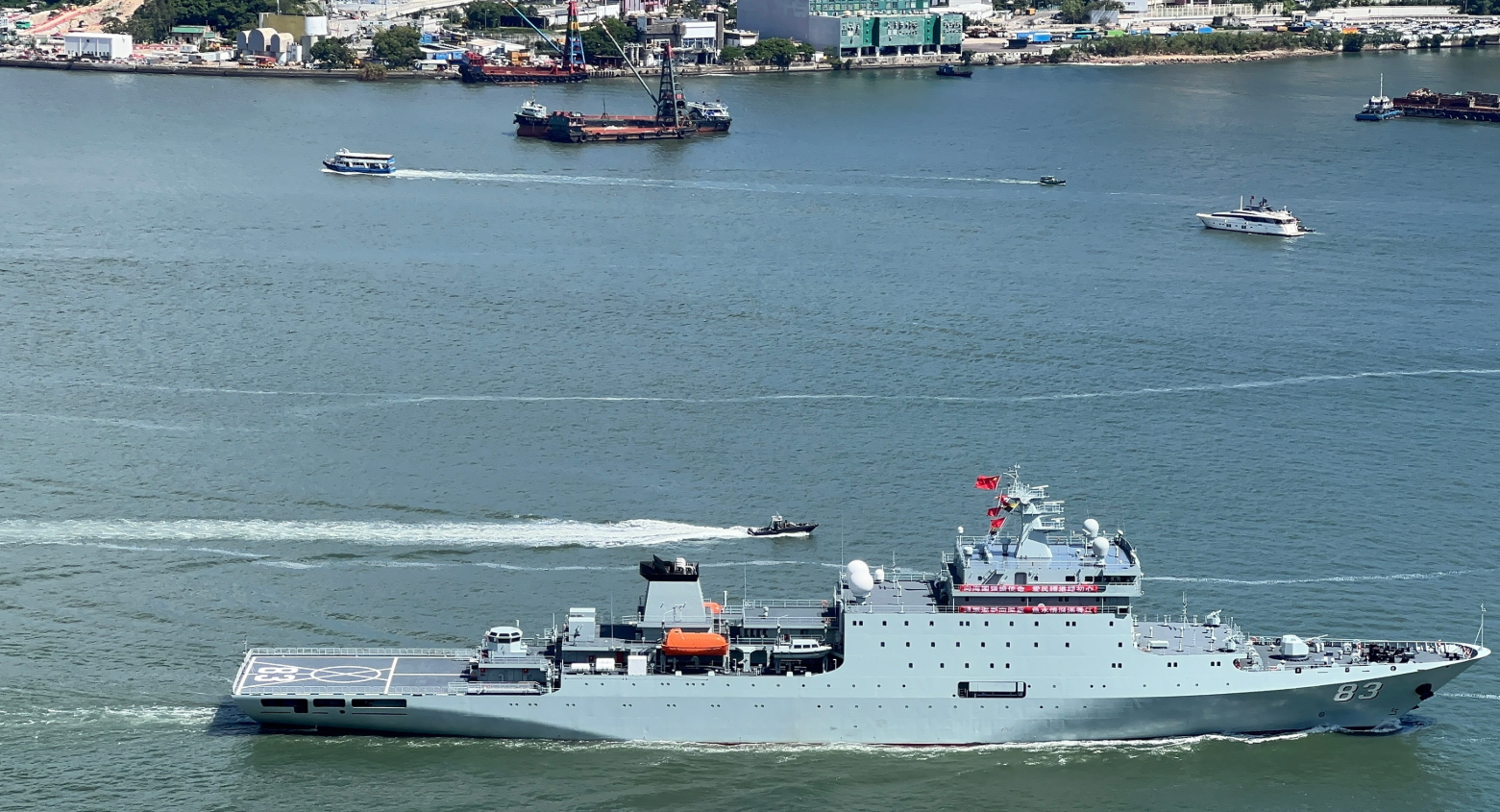 戚繼光艦離開香港。(中通社)