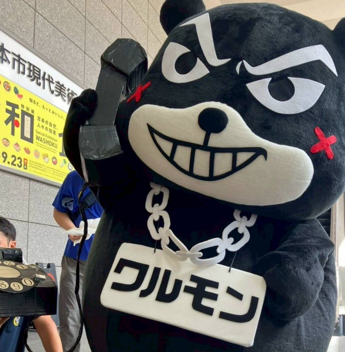 為提高日本民眾關注詐騙案件,熊本縣警方近日推出一隻全新吉祥物「ワルモン」,外貌與另一吉祥物「熊本熊」相似。(X)
