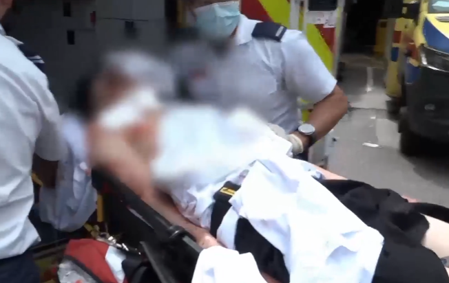 紅磡海心公園兩名男子遭人用刀襲擊重傷,其中一人中刀昏迷,警方搜捕施襲者。(有線新聞畫面)