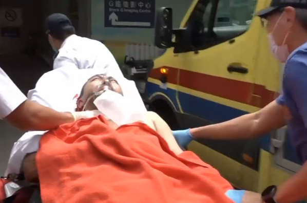 紅磡海心公園兩名男子遭人用刀襲擊重傷,其中一人中刀昏迷,警方搜捕施襲者。(有線新聞畫面)