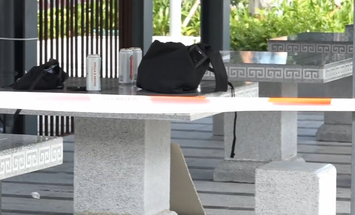 紅磡海心公園兩名男子遭人用刀襲擊重傷,其中一人中刀昏迷,警方搜捕施襲者。(有線新聞畫面)