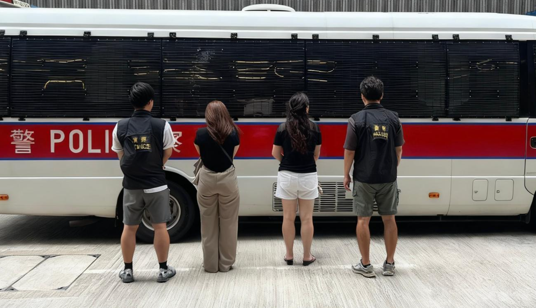 警方油尖特別職務隊第一隊人員聯同西九龍機動部隊在油麻地一帶「掃黃」,打擊街頭賣淫活動,拘捕3名內地女子(警方圖片)