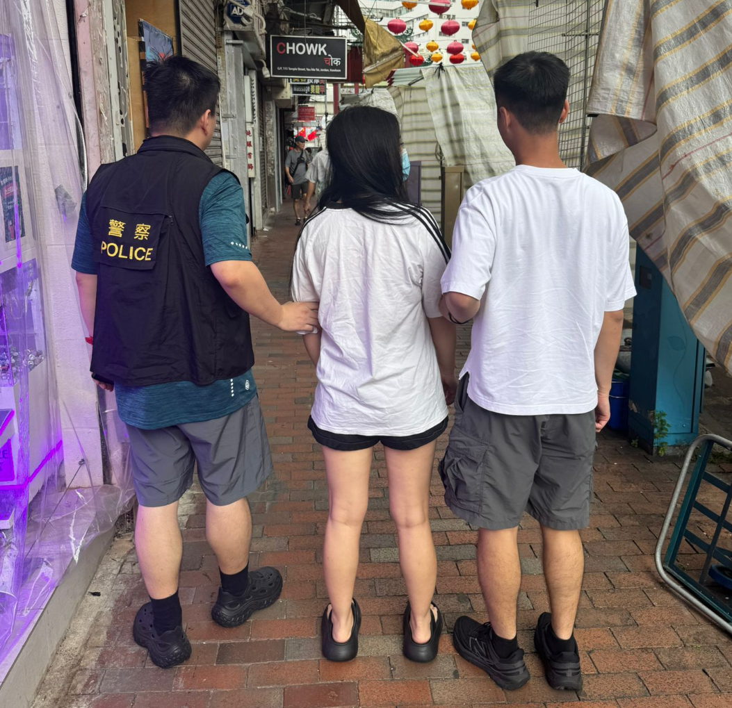 警方油尖特別職務隊第一隊人員聯同西九龍機動部隊在油麻地一帶「掃黃」,打擊街頭賣淫活動,拘捕3名內地女子(警方圖片)