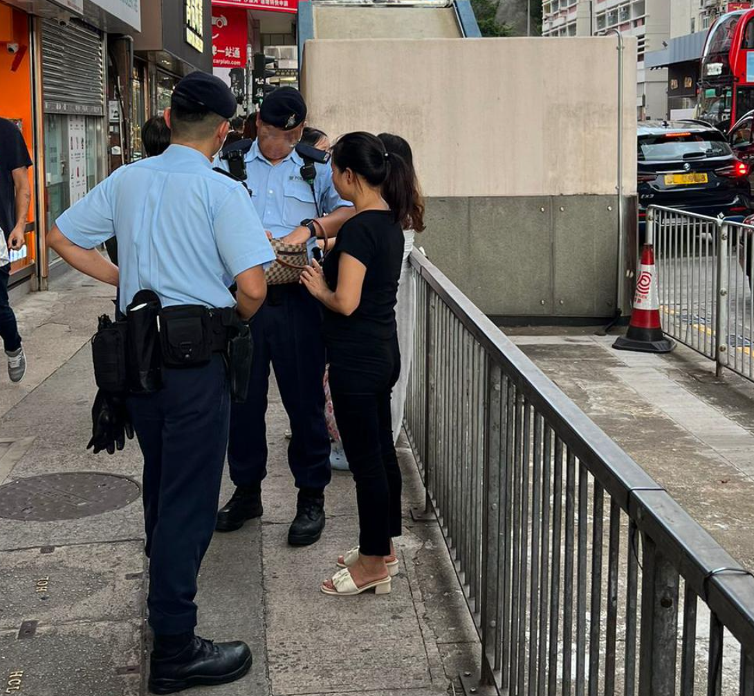 警方油尖特別職務隊第一隊人員聯同西九龍機動部隊在油麻地一帶「掃黃」,打擊街頭賣淫活動,拘捕3名內地女子(警方圖片)