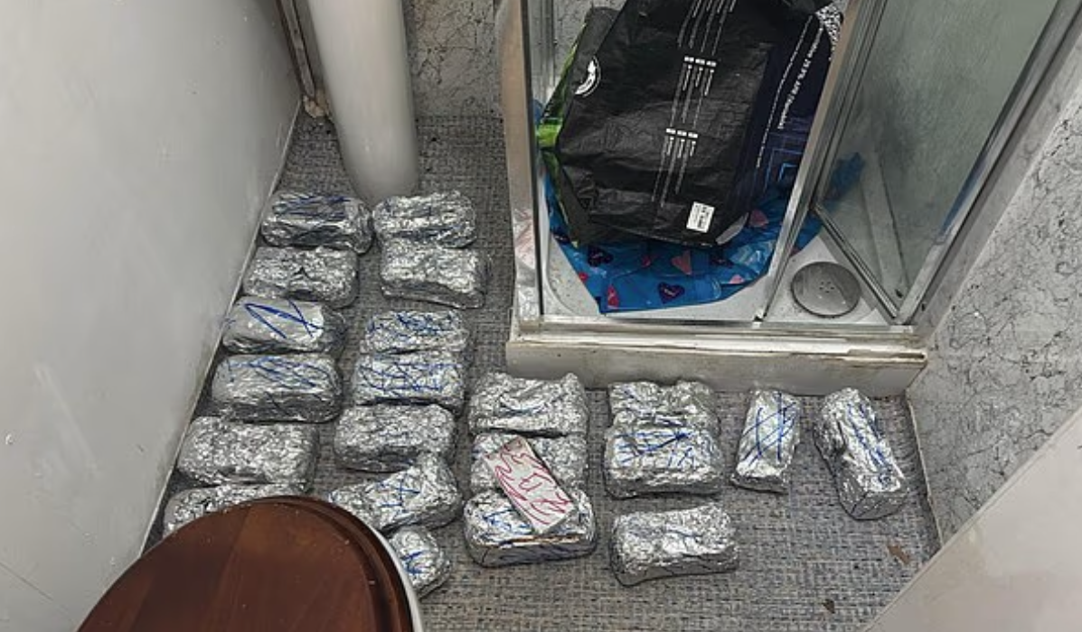 英警起回部分被搶被盜的手機。(互聯網)