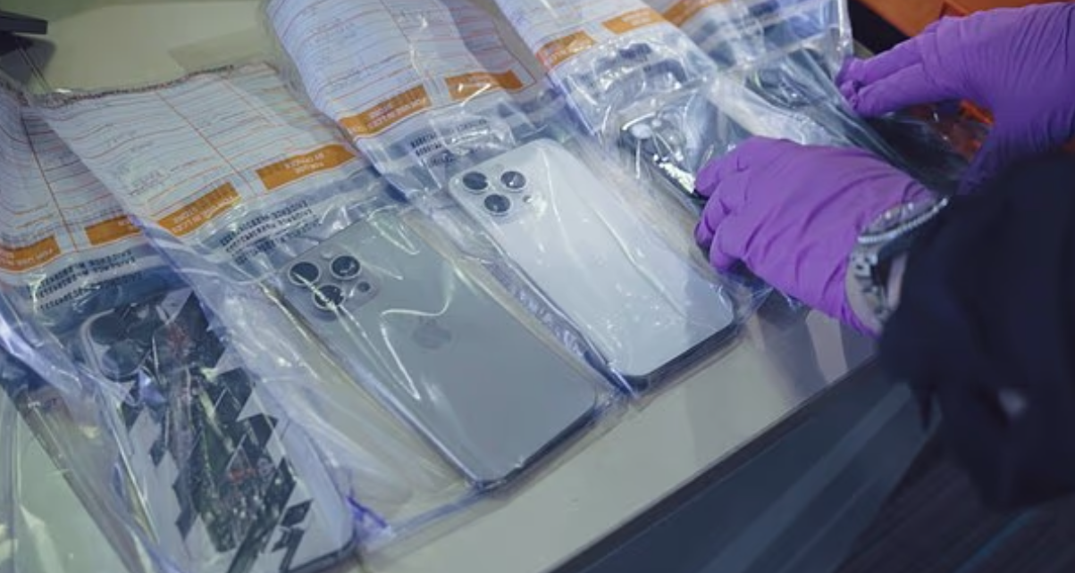 英警起回部分被搶被盜的手機。(互聯網)