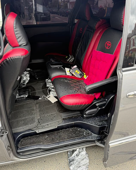 英國警方日前拘捕兩名手機偷運集團主腦。(互聯網)