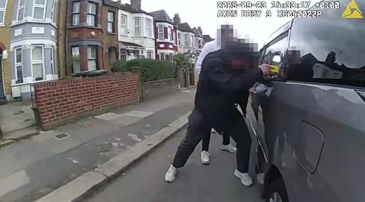 英國警方日前拘捕兩名手機偷運集團主腦。(互聯網)