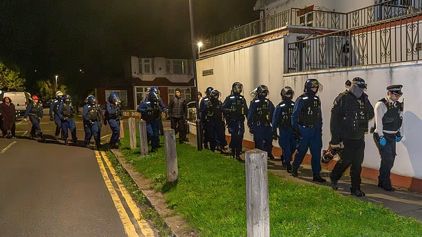 英國300名警員日前同步突襲倫敦30處地點。(互聯網)