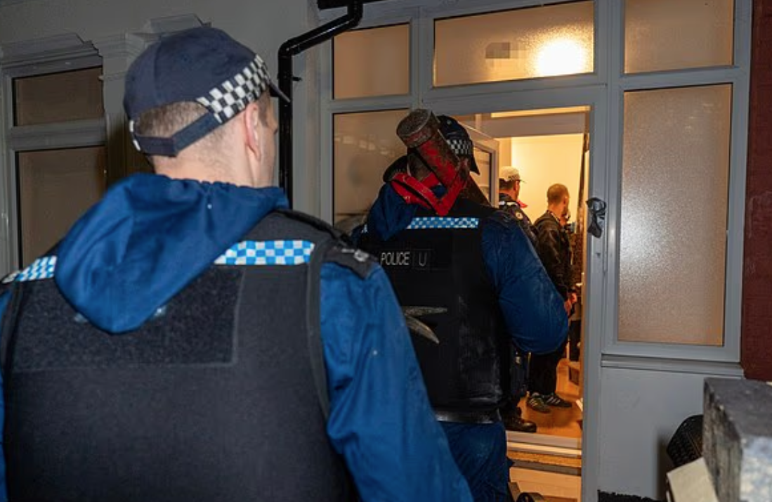 英國300名警員日前同步突襲倫敦30處地點。(互聯網)