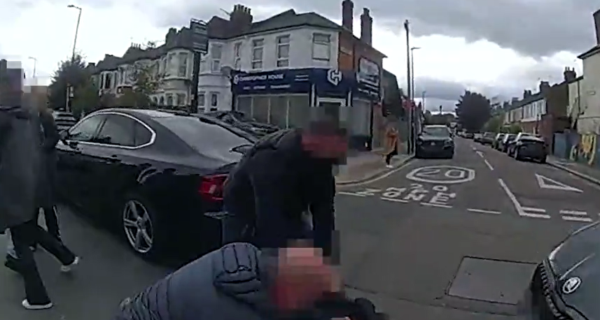 英國警方日前拘捕兩名手機偷運集團主腦。(互聯網)