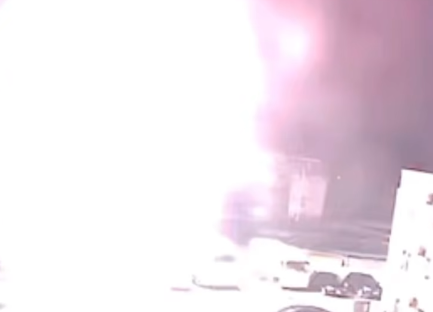 元朗山下村附近一個停車場,有人非法燃點煙花。(Facebook 車cam L(香港群組))