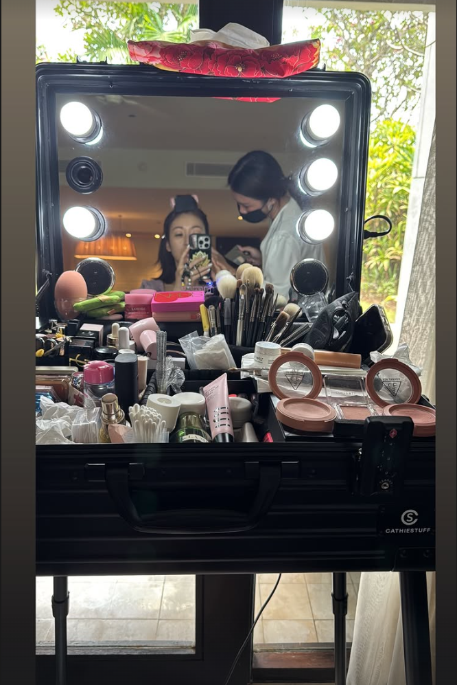 莊思敏今日在IG限時動態貼出自己鏡前自拍,為婚禮化妝進行準備。