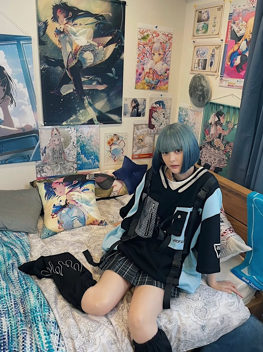 玉城Tina在《今際之國的有栖》飾演熱愛動漫文化的藍髮少女。