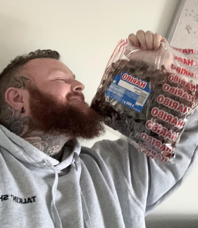 里明頓買了一大包可樂軟糖,但因缺乏自制力,在3日內吃光。(互聯網)