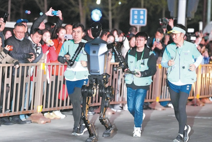 今年4月,全球首個人形機器人半程馬拉松賽在北京舉行。(互聯網)