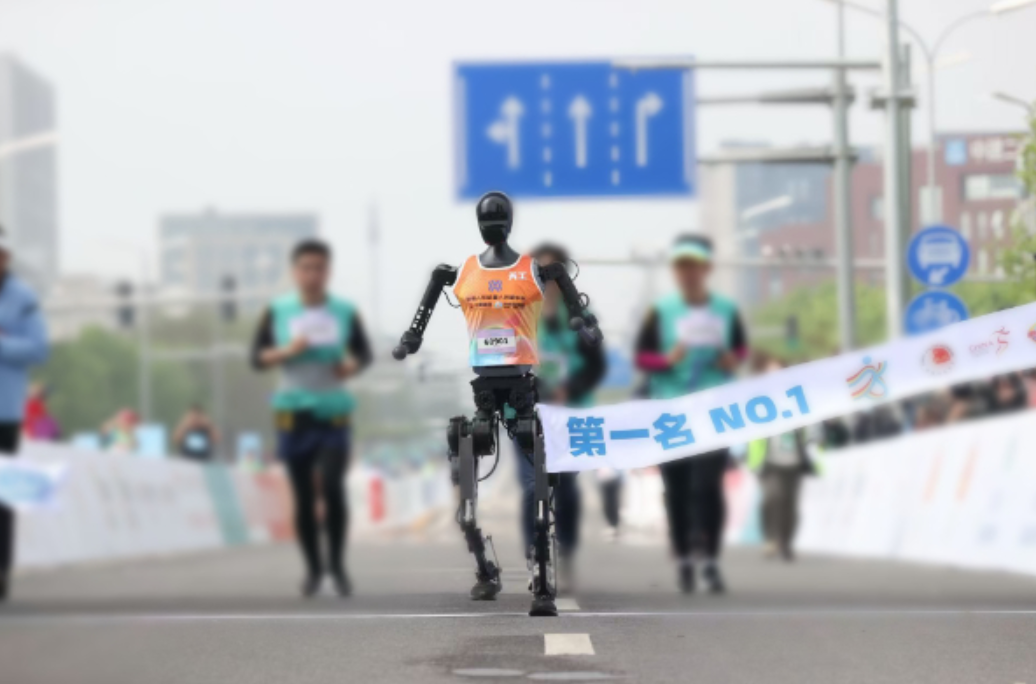 今年4月,全球首個人形機器人半程馬拉松賽在北京舉行。(互聯網)