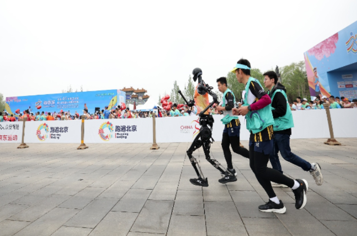 今年4月,全球首個人形機器人半程馬拉松賽在北京舉行。(互聯網)