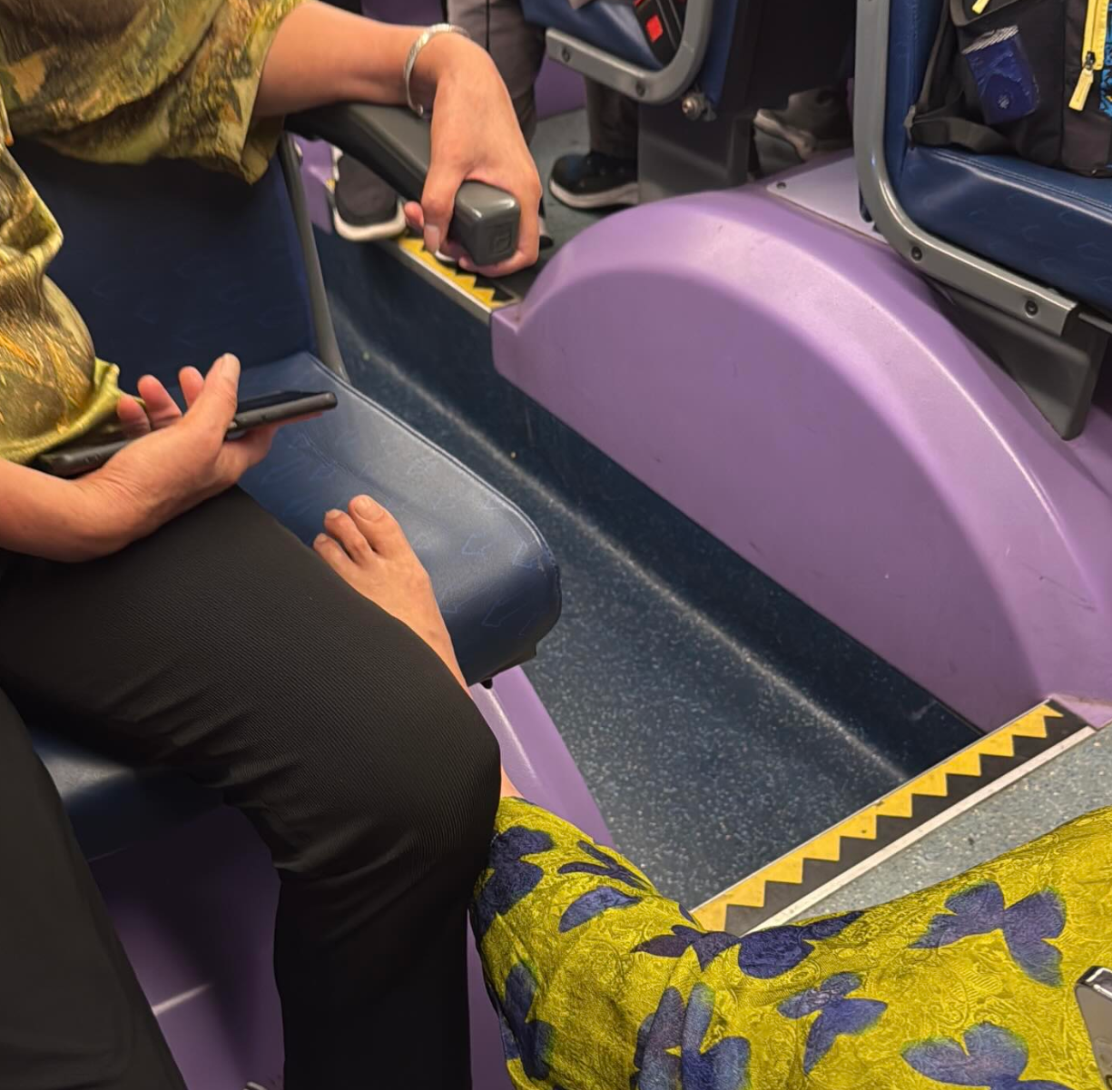 巴士三大媽同一時間除鞋「飛象過河」(Threads圖片)