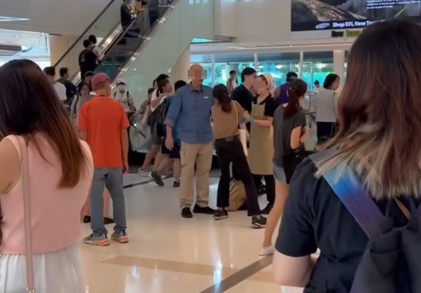 新城市廣場City'super有1名女子偷竊斷正,被店長和職員包圍捉緊,男店長喝斥女子「跟我返去!」(Threads影片截圖)