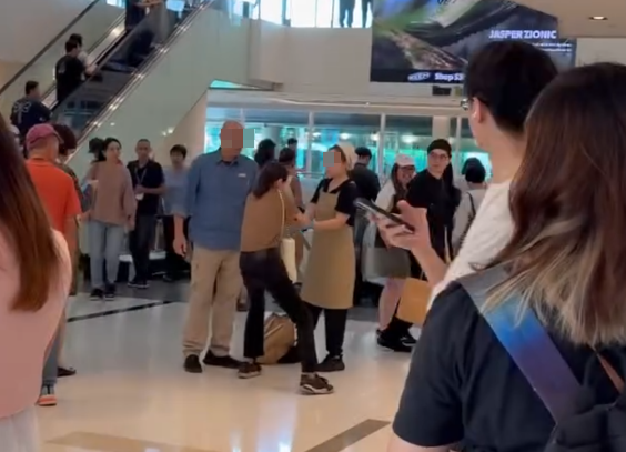 新城市廣場City'super有1名女子偷竊斷正,被店長和職員包圍捉緊,男店長喝斥女子「跟我返去!」(Threads影片截圖)