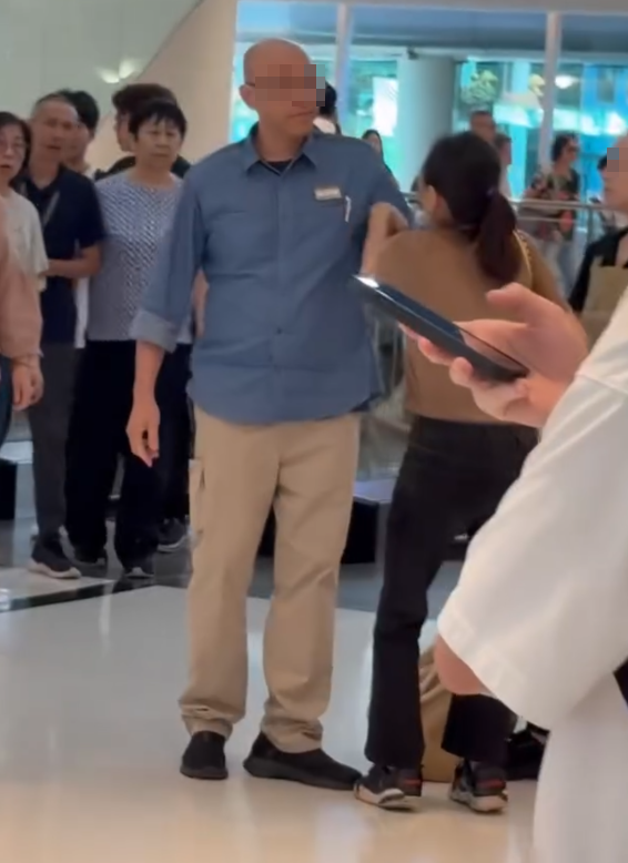 新城市廣場City'super有1名女子偷竊斷正,被店長和職員包圍捉緊,男店長喝斥女子「跟我返去!」(Threads影片截圖)
