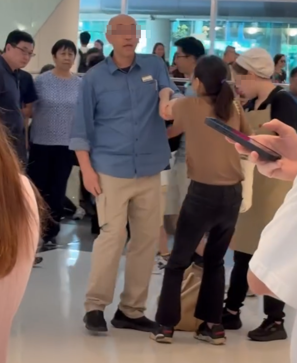 新城市廣場City'super有1名女子偷竊斷正,被店長和職員包圍捉緊,男店長喝斥女子「跟我返去!」(Threads影片截圖)