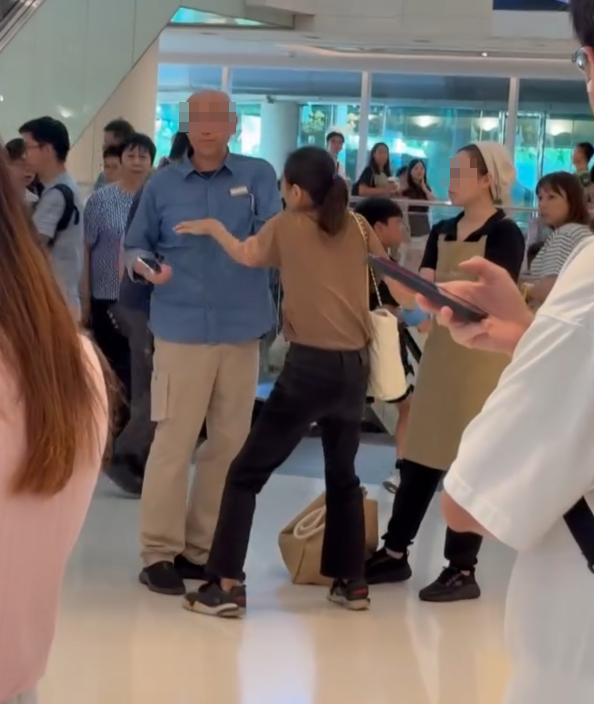 新城市廣場City'super有1名女子偷竊斷正,被店長和職員包圍捉緊,男店長喝斥女子「跟我返去!」(Threads影片截圖)