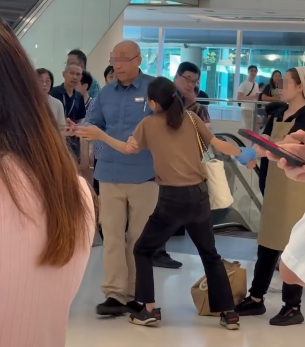 新城市廣場City'super有1名女子偷竊斷正,被店長和職員包圍捉緊,男店長喝斥女子「跟我返去!」(Threads影片截圖)