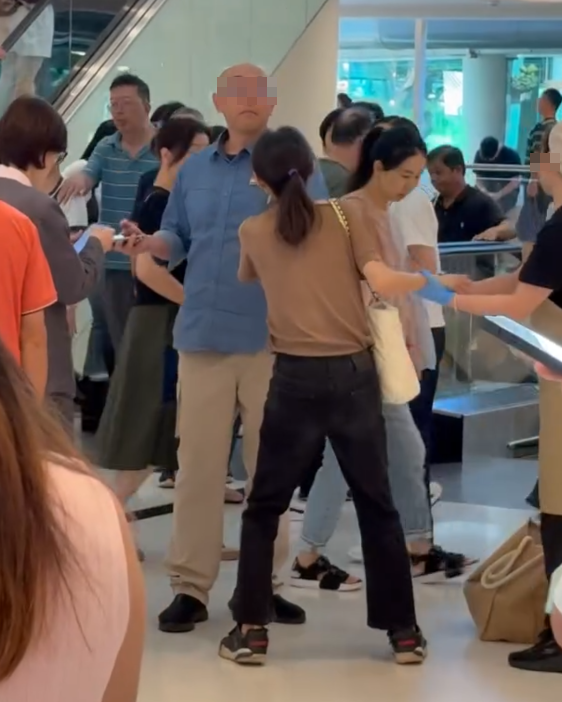 新城市廣場City'super有1名女子偷竊斷正,被店長和職員包圍捉緊,男店長喝斥女子「跟我返去!」(Threads影片截圖)