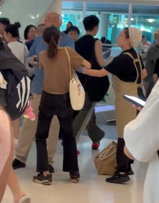 新城市廣場City'super有1名女子偷竊斷正,被店長和職員包圍捉緊,男店長喝斥女子「跟我返去!」(Threads影片截圖)