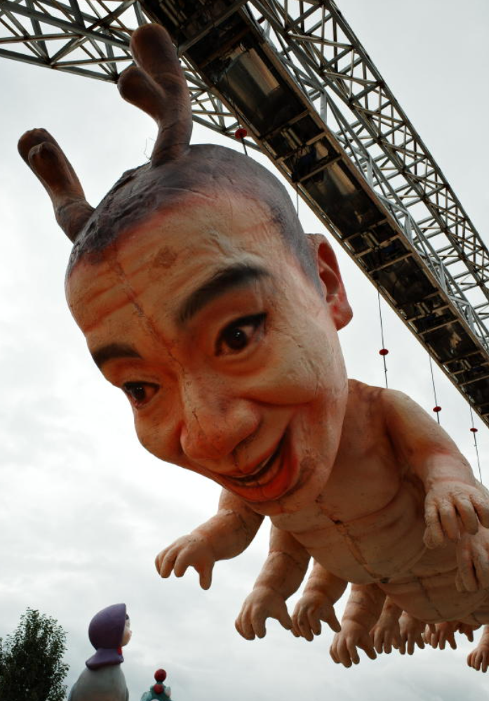 雲南麗江「荒野之國」景區成為話題,有網民指展出的「人形蜈蚣」與「三面女孩」等作品畫風詭異嚇人。(網上圖片)