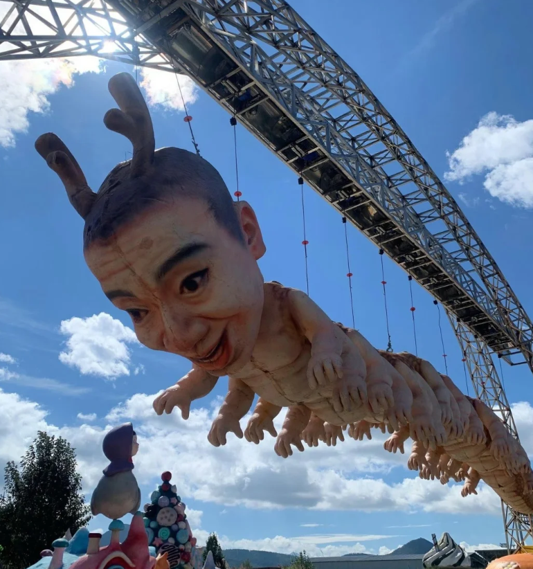 雲南麗江「荒野之國」景區成為話題,有網民指展出的「人形蜈蚣」與「三面女孩」等作品畫風詭異嚇人。(網上圖片)