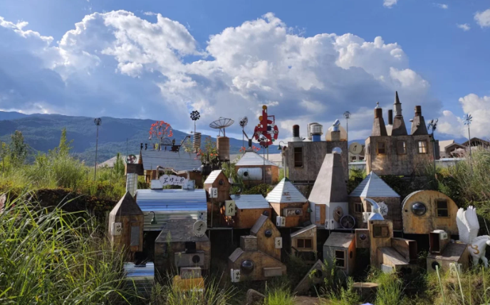 雲南麗江「荒野之國」景區成為話題,有網民指展出的「人形蜈蚣」與「三面女孩」等作品畫風詭異嚇人。(網上圖片)