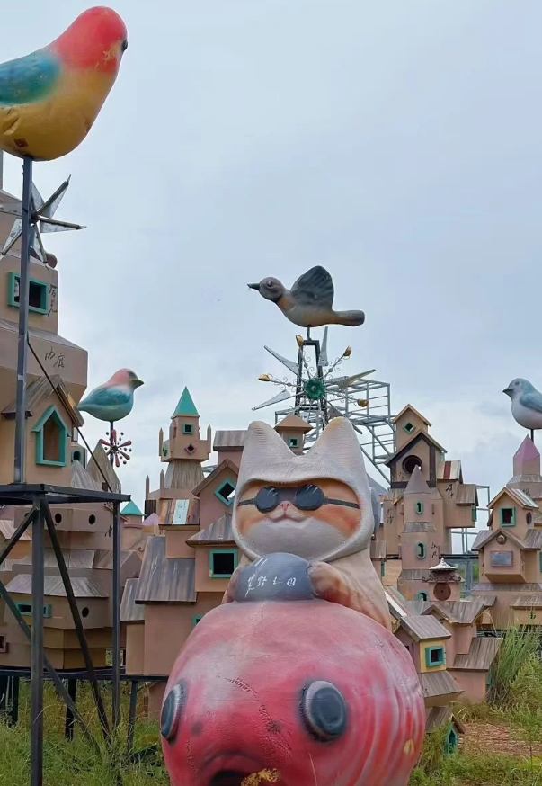 雲南麗江「荒野之國」景區成為話題,有網民指展出的「人形蜈蚣」與「三面女孩」等作品畫風詭異嚇人。(網上圖片)