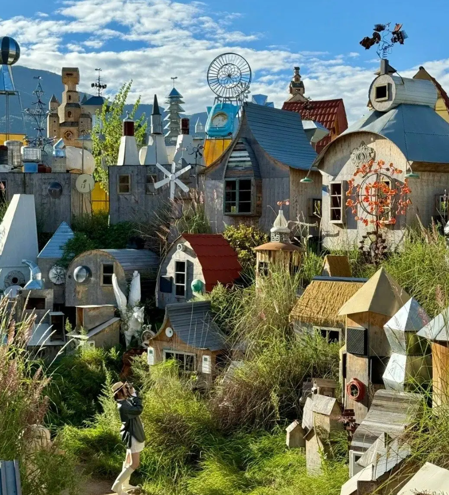 雲南麗江「荒野之國」景區成為話題,有網民指展出的「人形蜈蚣」與「三面女孩」等作品畫風詭異嚇人。(網上圖片)