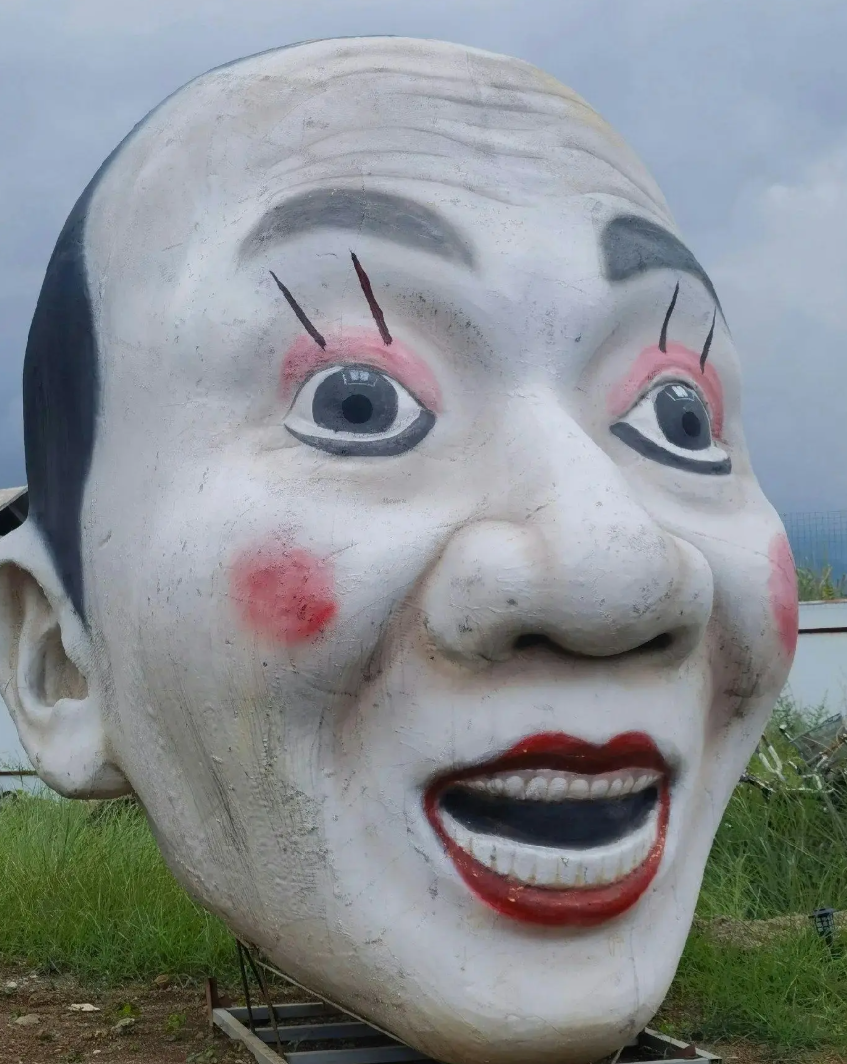 雲南麗江「荒野之國」景區成為話題,有網民指展出的「人形蜈蚣」與「三面女孩」等作品畫風詭異嚇人。(網上圖片)