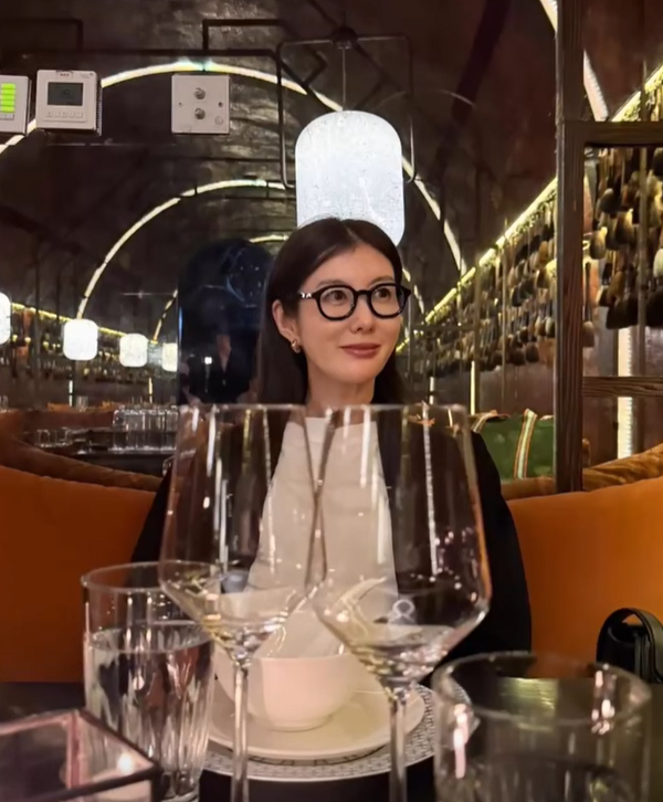 友坂理惠與第三任老公來港慶祝生日。