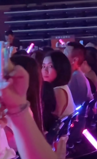 有觀眾拍到黎明太太及女兒入場睇騷。