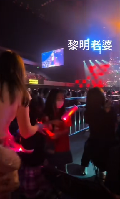 有觀眾拍到黎明太太及女兒入場睇騷。