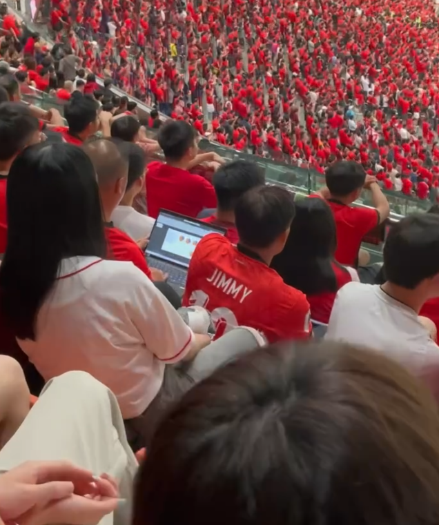 有入場觀眾於社交平台Threads上載一段片段,可見球賽期間有一位紅衫男士在觀眾席中打開手提電腦,屏幕有PowerPoint簡報文件,似是在埋頭工作(Threads)