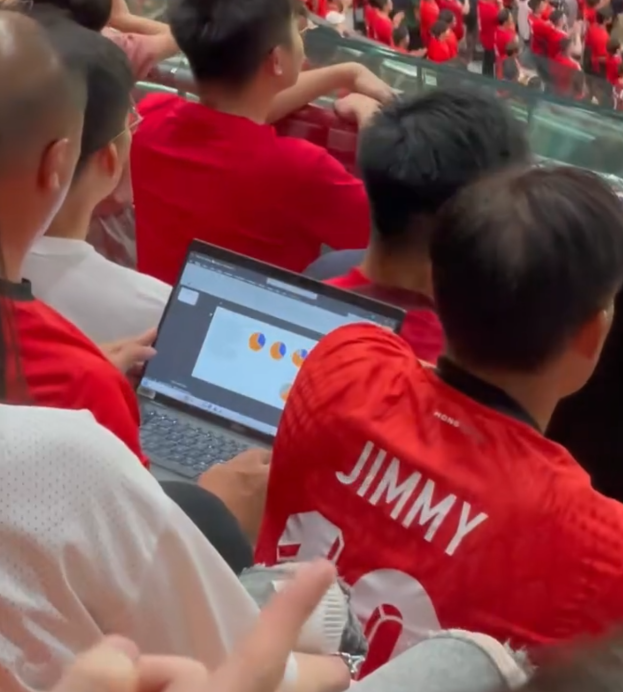 有入場觀眾於社交平台Threads上載一段片段,可見球賽期間有一位紅衫男士在觀眾席中打開手提電腦,屏幕有PowerPoint簡報文件,似是在埋頭工作(Threads)