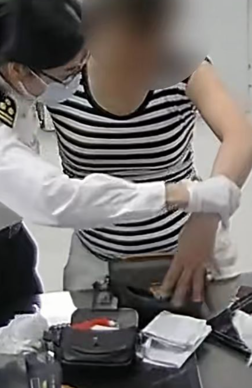 一名女子疑在香港吸食K粉(氯胺酮)後企圖經羅湖口岸入境內地,惟因鼻上殘留白色粉末被關員發現,最終在其身上搜出多包毒品,當場被拘捕。(影片截圖)