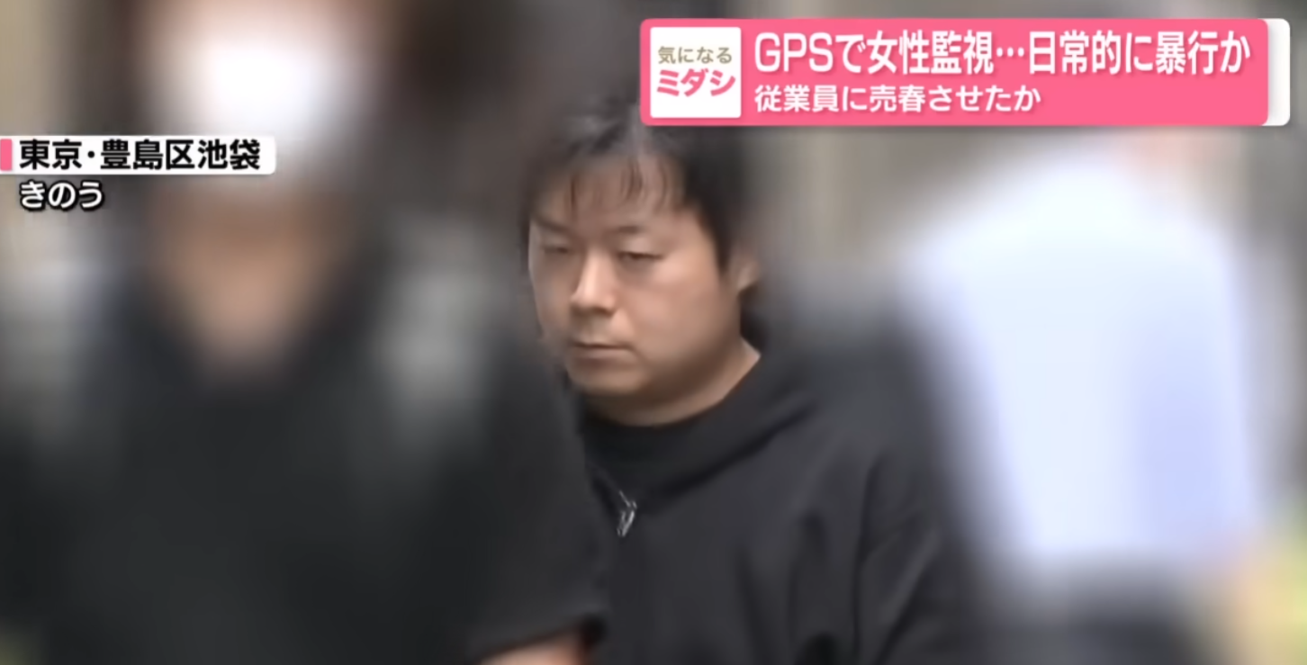 東京警視廳表示,39歲男店長鈴木麻央耶和21歲女店員田野和彩,強迫一名女調酒師在店內過夜、攜帶GPS監視行蹤、灌辣醬、毆打,還強迫員工在歌舞伎町大久保公園周邊賣春,短短3個月就被強迫為400人提供性服務。(影片截圖)