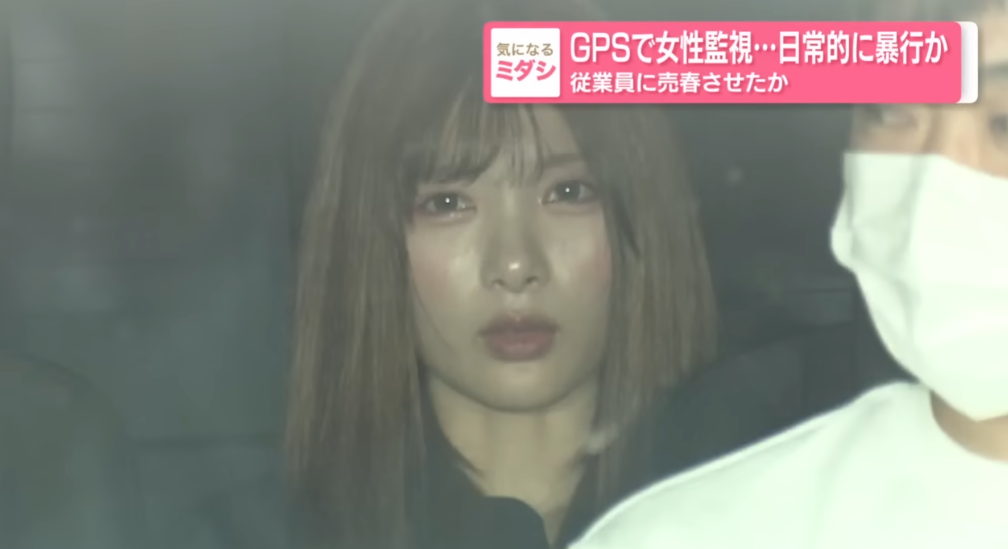 日本東京一間「女孩酒吧」被爆出店長和店員強迫女員工賣淫事件,短短三個月需接客400人,不過外界卻把焦點放於21歲女疑犯、店員田野和彩的「明星美貌」,令她備受網民熱議。(影片截圖)