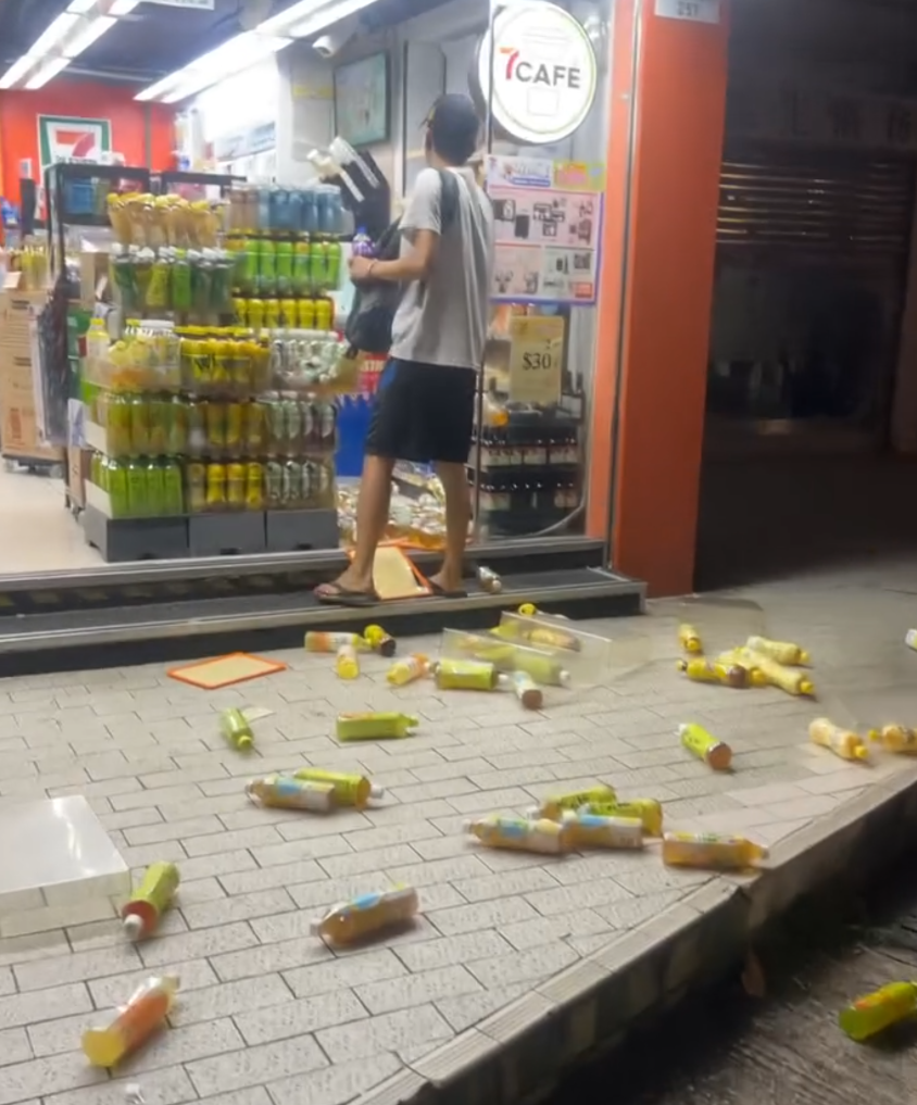 大圍田心街一間7-11便利店的職員報案,指一名年約30歲男子打爆店內的凍櫃玻璃門,並掃毀放於門口的飲品後,及後逃去無蹤。片段可見,事發後大量樽裝飲品四散一地,跌出行人路和單車徑。(Threads@mxrcuz 影片截圖)