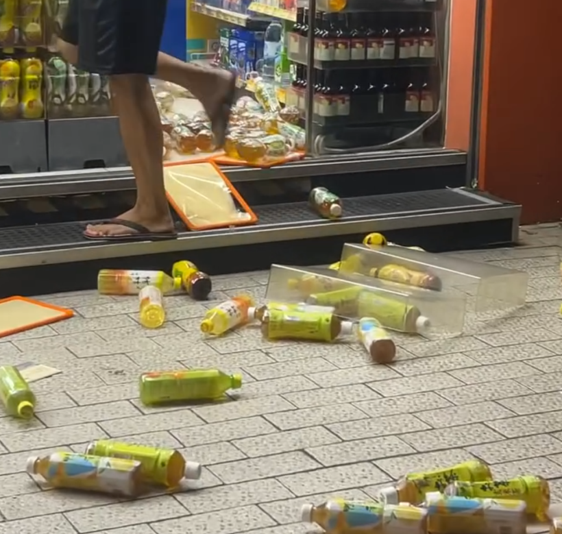 大圍田心街一間7-11便利店的職員報案,指一名年約30歲男子打爆店內的凍櫃玻璃門,並掃毀放於門口的飲品後,及後逃去無蹤。片段可見,事發後大量樽裝飲品四散一地,跌出行人路和單車徑。(Threads@mxrcuz 影片截圖)