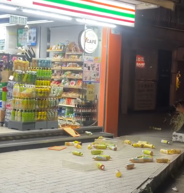 大圍田心街一間7-11便利店的職員報案,指一名年約30歲男子打爆店內的凍櫃玻璃門,並掃毀放於門口的飲品後,及後逃去無蹤。片段可見,事發後大量樽裝飲品四散一地,跌出行人路和單車徑。(Threads@mxrcuz 影片截圖)
