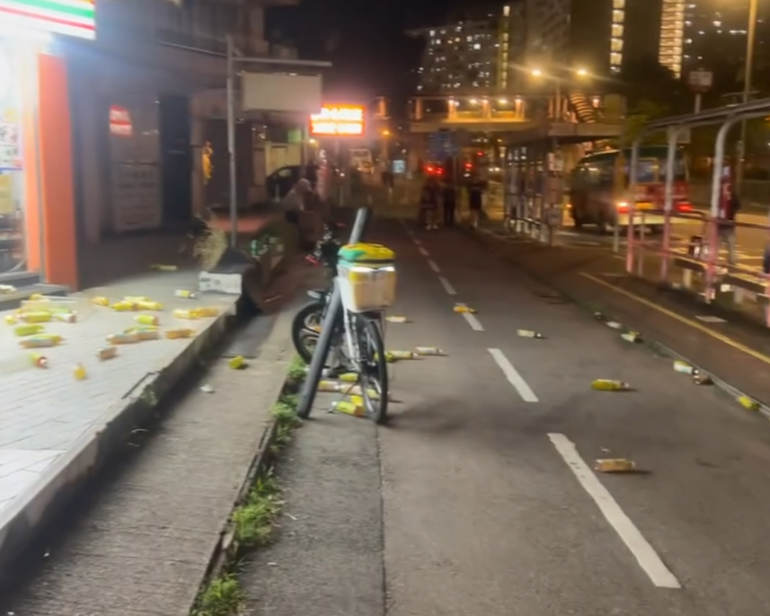 大圍田心街一間7-11便利店的職員報案,指一名年約30歲男子打爆店內的凍櫃玻璃門,並掃毀放於門口的飲品後,及後逃去無蹤。片段可見,事發後大量樽裝飲品四散一地,跌出行人路和單車徑。(Threads@mxrcuz 影片截圖)