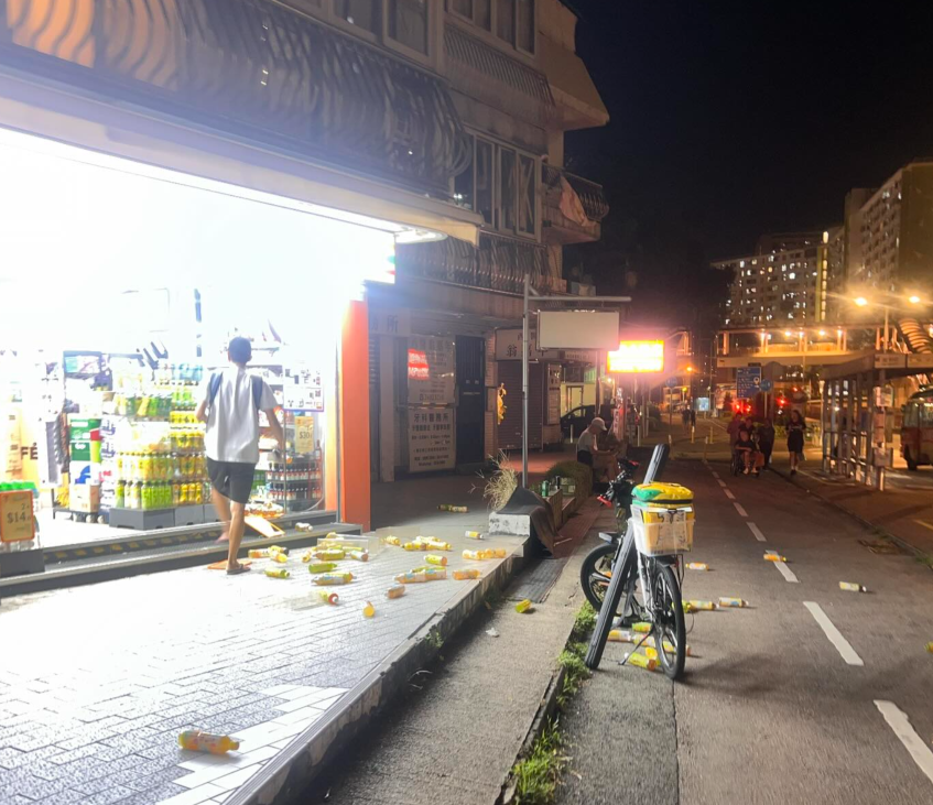 大圍田心街一間7-11便利店的職員報案,指一名年約30歲男子打爆店內的凍櫃玻璃門,並掃毀放於門口的飲品後,及後逃去無蹤。片段可見,事發後大量樽裝飲品四散一地,跌出行人路和單車徑。(Threads@mxrcuz 影片截圖)
